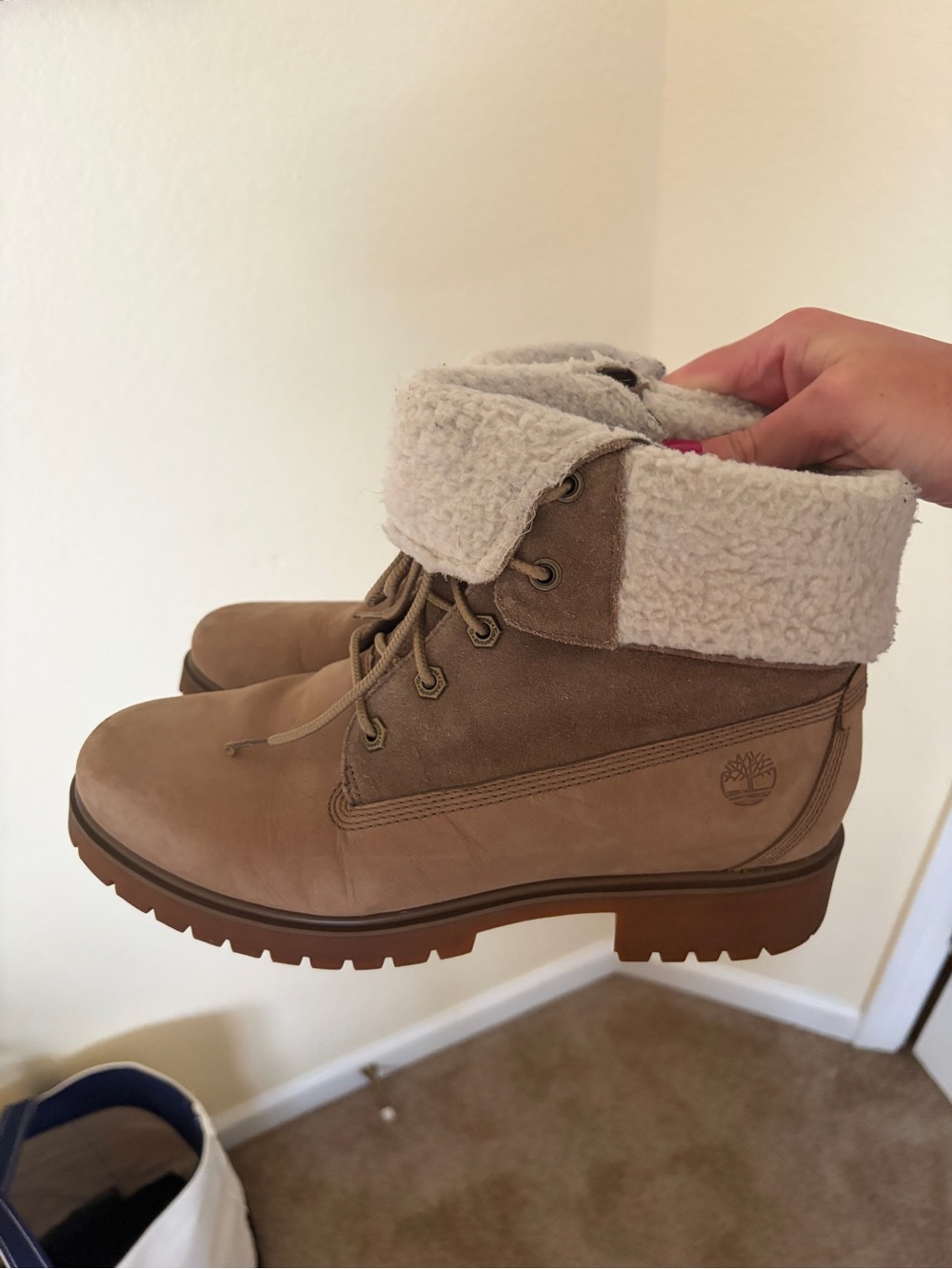 Timberland Women's Lace-Up Fold-Over Boots in Tan with Cream Sherpa - Picture 1 of 3